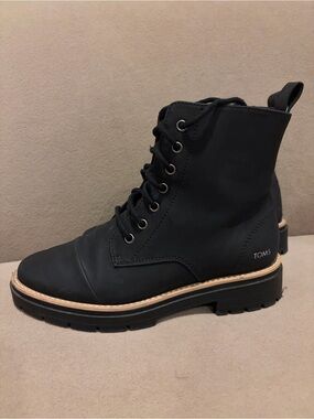 TOMS Women’s Alayna Black Lace-Up Lug Sole Ankle Boots with Tan Trim size 7